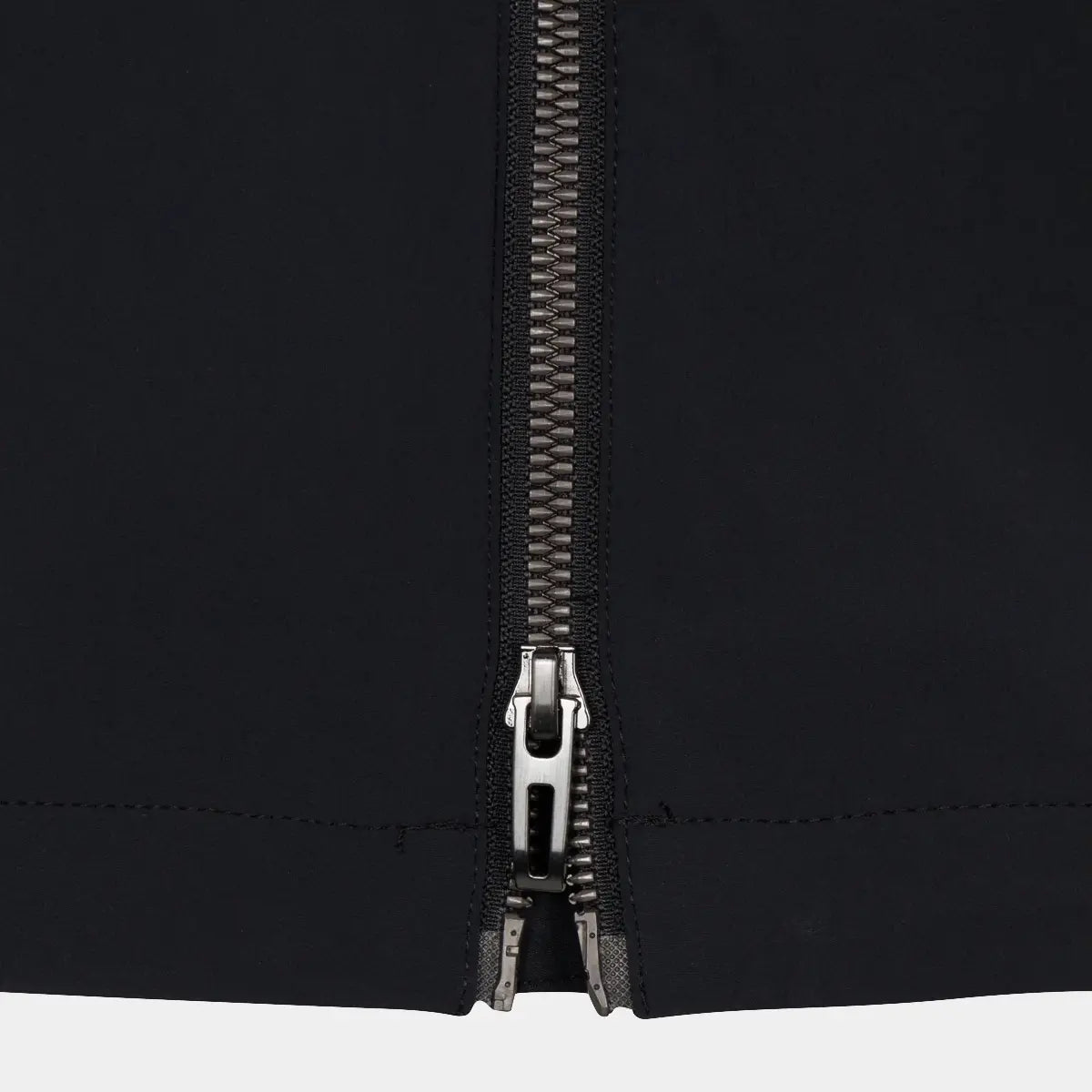 BLACK || ZIPPER DETAIL